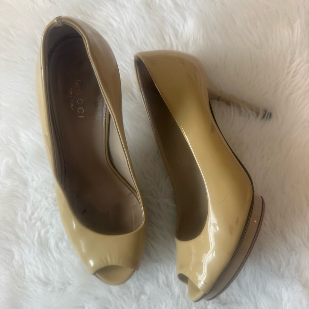 Gucci Women's Beige patent leather Peep Toe Heels size 35 (5)